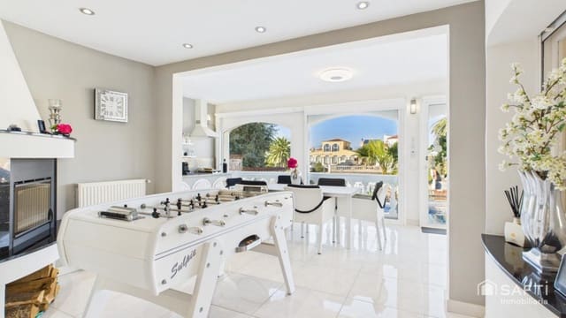 3 sypialnia Willa na sprzedaż w Empuriabrava, Castelló d'Empúries z basenem garażem - 890 000 € (Ref: 9446211)