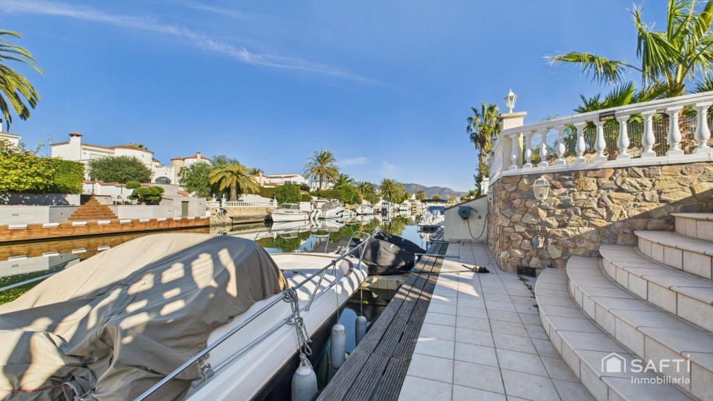 3 sypialnia Willa na sprzedaż w Empuriabrava z basenem garażem - 890 000 € (Ref: 9446211)