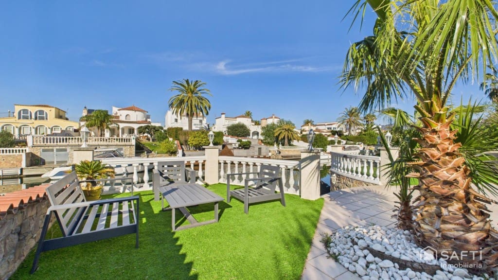 3 sypialnia Willa na sprzedaż w Empuriabrava z basenem garażem - 890 000 € (Ref: 9446211)