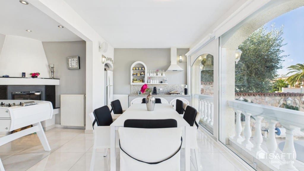 3 sypialnia Willa na sprzedaż w Empuriabrava z basenem garażem - 890 000 € (Ref: 9446211)