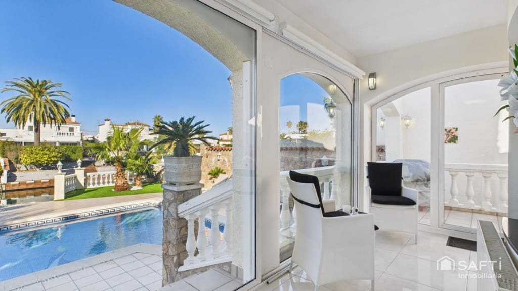 3 sypialnia Willa na sprzedaż w Empuriabrava z basenem garażem - 890 000 € (Ref: 9446211)