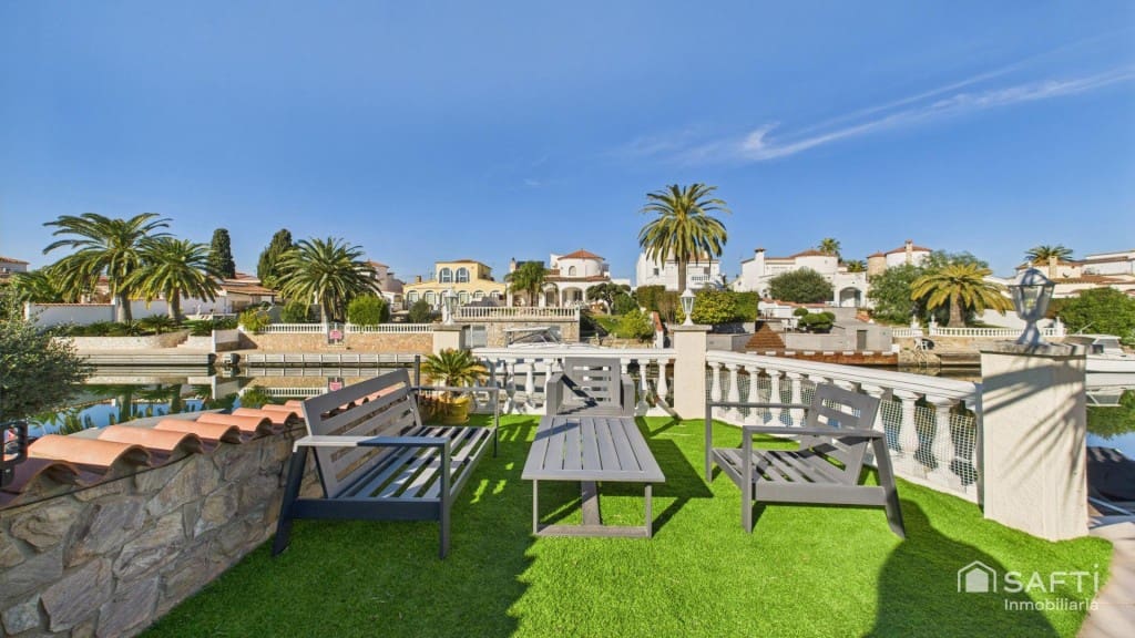 3 sypialnia Willa na sprzedaż w Empuriabrava z basenem garażem - 890 000 € (Ref: 9446211)