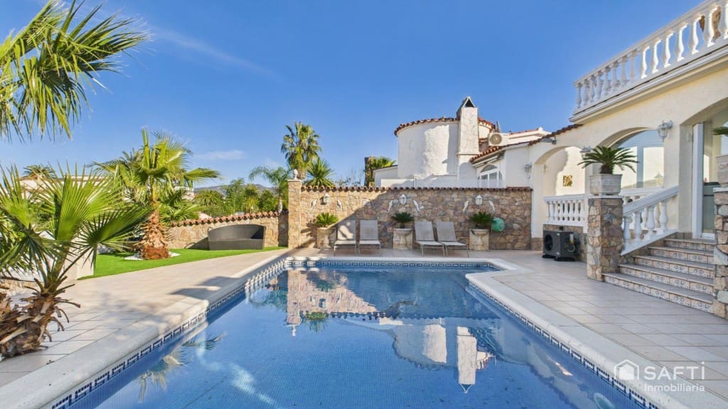 3 sypialnia Willa na sprzedaż w Empuriabrava z basenem garażem - 890 000 € (Ref: 9446211)