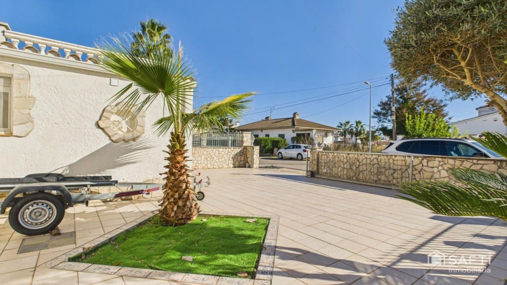 3 sypialnia Willa na sprzedaż w Empuriabrava z basenem garażem - 890 000 € (Ref: 9446211)