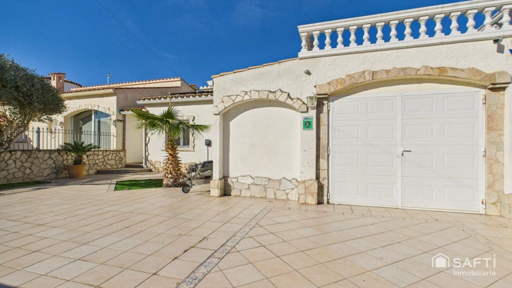 3 sypialnia Willa na sprzedaż w Empuriabrava z basenem garażem - 890 000 € (Ref: 9446211)