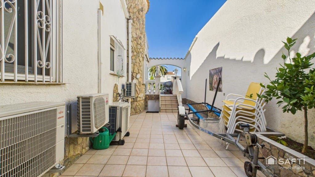 3 sypialnia Willa na sprzedaż w Empuriabrava z basenem garażem - 890 000 € (Ref: 9446211)