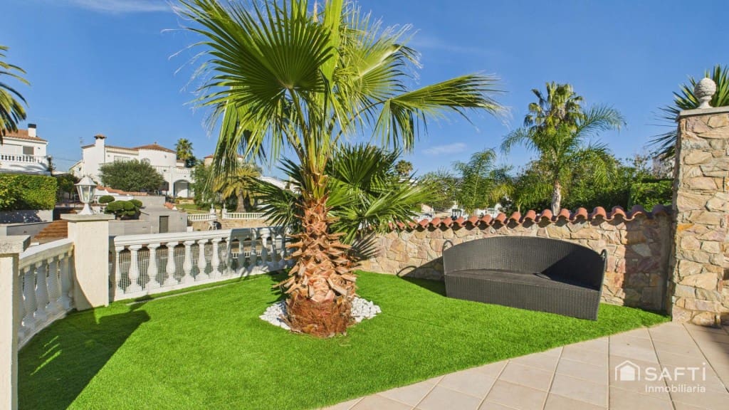 3 sypialnia Willa na sprzedaż w Empuriabrava z basenem garażem - 890 000 € (Ref: 9446211)