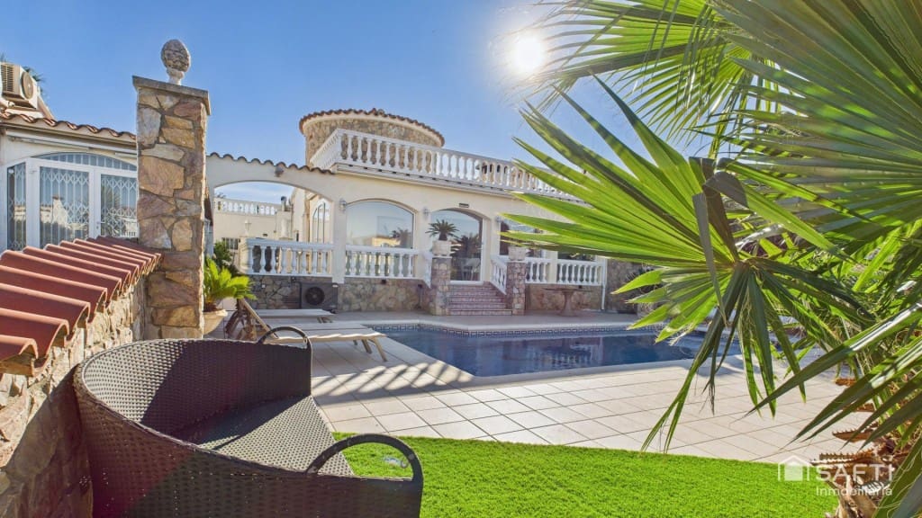 3 sypialnia Willa na sprzedaż w Empuriabrava z basenem garażem - 890 000 € (Ref: 9446211)