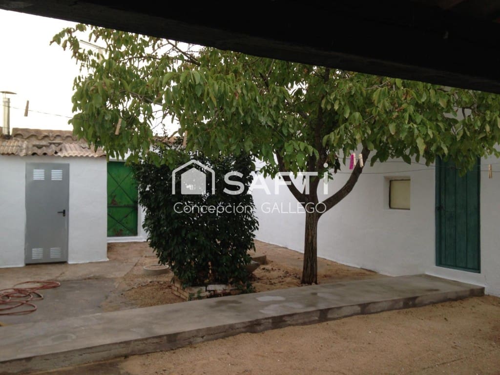 Chalet de 4 habitaciones en Alcázar de San Juan en venta con garaje - 115.000 € (Ref: 9450971)