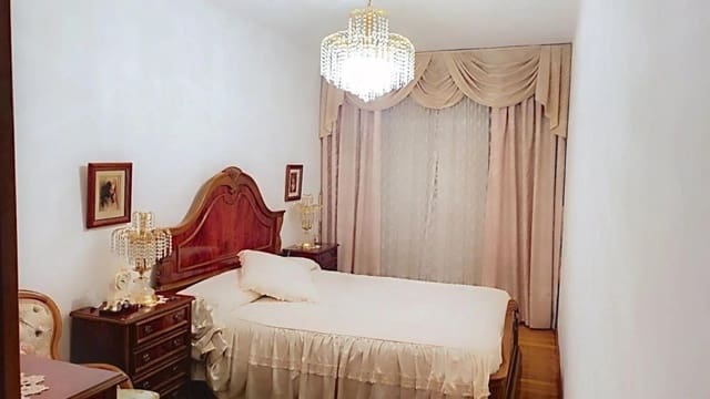 3 soveværelse Lejlighed til leje i Santiago de Compostela - € 900 (Ref: 9450974)