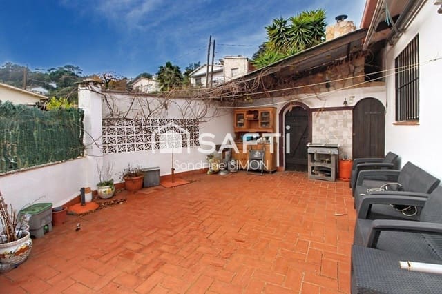 4 soverom Villa til salgs i Urbanitzacions del Nord, Lloret de Mar med svømmebasseng garasje - € 270 000 (Ref: 9450976)