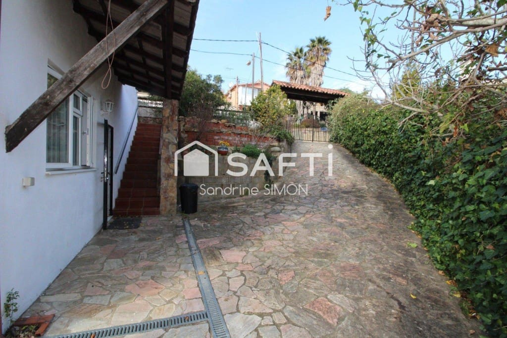 4 soverom Villa til salgs i Lloret de Mar med svømmebasseng garasje - € 270 000 (Ref: 9450976)