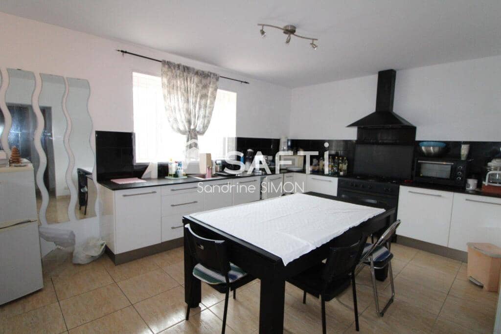 4 bedroom Villa for sale in Lloret de Mar with pool garage - € 270,000 (Ref: 9450976)