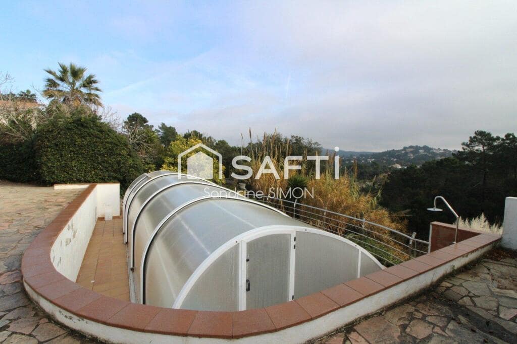 4 bedroom Villa for sale in Lloret de Mar with pool garage - € 270,000 (Ref: 9450976)