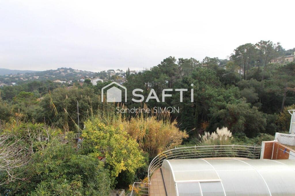 4 bedroom Villa for sale in Lloret de Mar with pool garage - € 270,000 (Ref: 9450976)