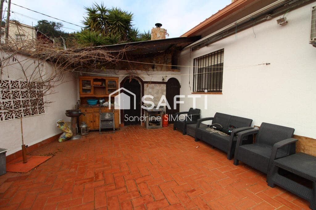 4 bedroom Villa for sale in Lloret de Mar with pool garage - € 270,000 (Ref: 9450976)