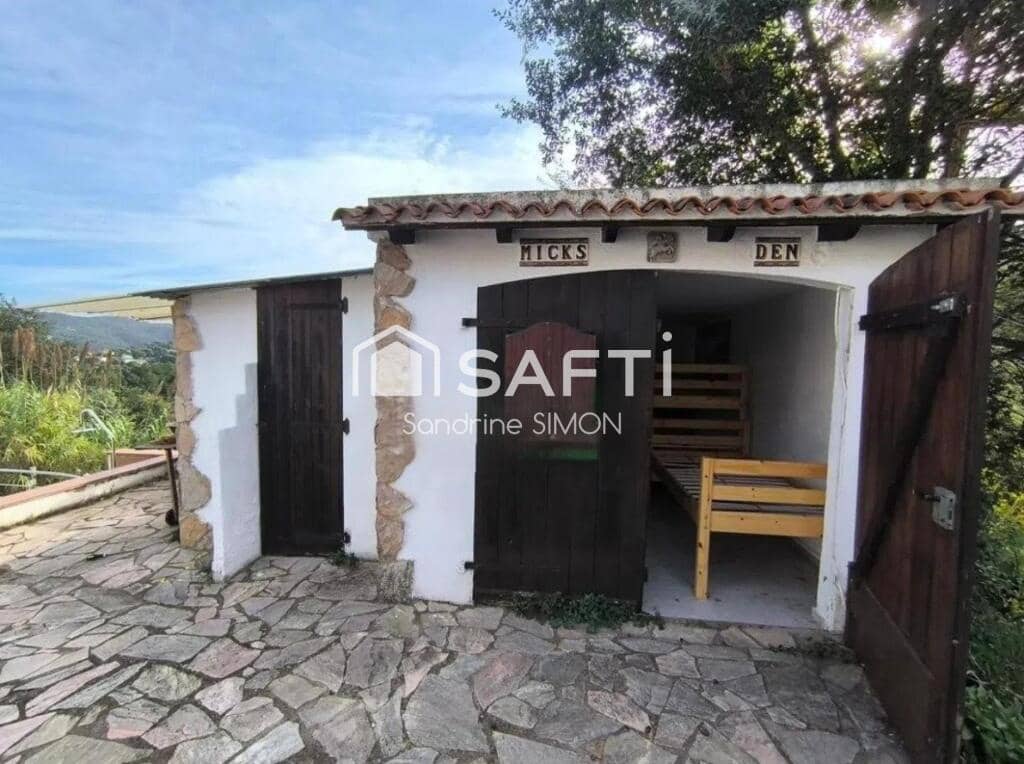 4 bedroom Villa for sale in Lloret de Mar with pool garage - € 270,000 (Ref: 9450976)