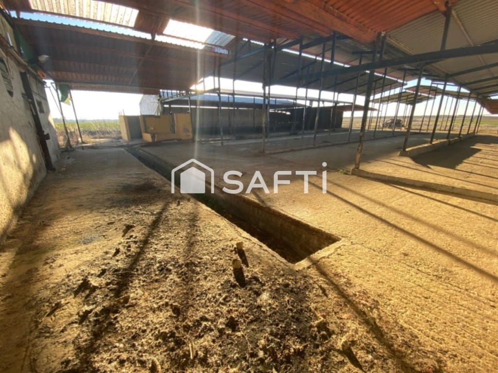 Comercial para venda em Melgar de Arriba com garagem - 190 000 € (Ref: 9465504)