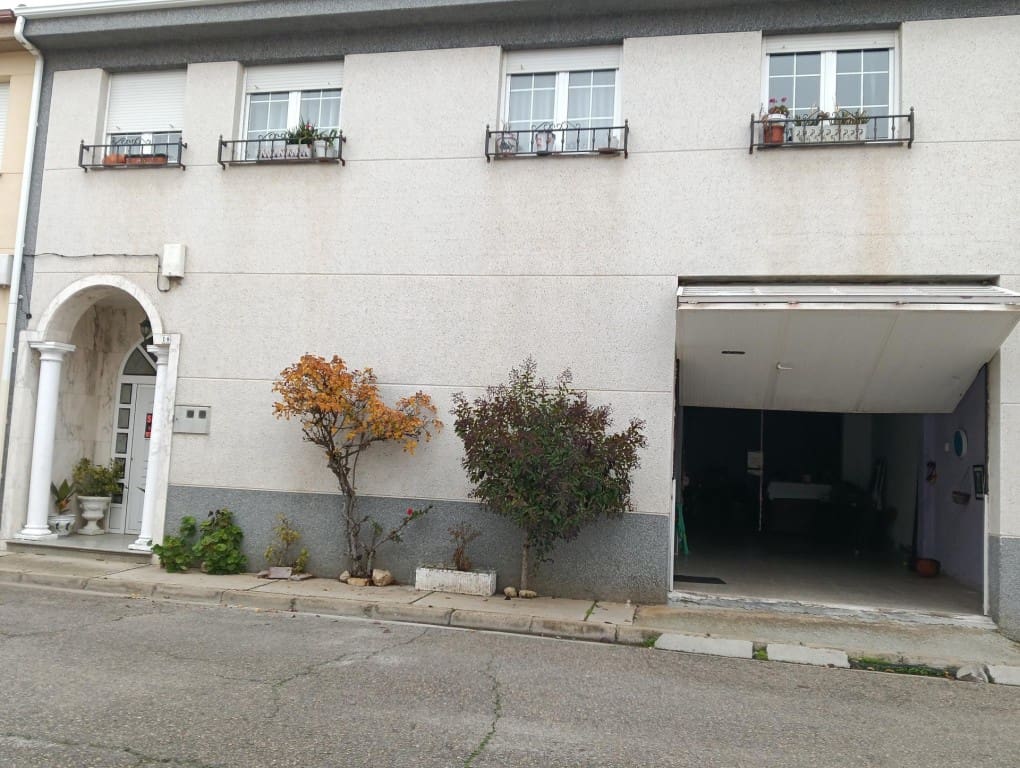 4 Zimmer Villa zu verkaufen in Santa Maria del Paramo mit Garage - 175.000 € (Ref: 9468321)