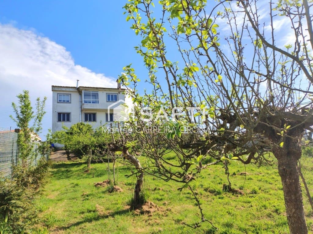 4 slaapkamer Villa te koop in Santiago de Compostela met garage - € 330.000 (Ref: 9481111)