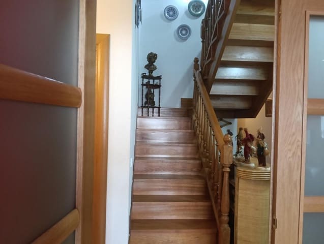 4 bedroom Flat for sale in Valencia de Don Juan with garage - € 155,000 (Ref: 9481124)