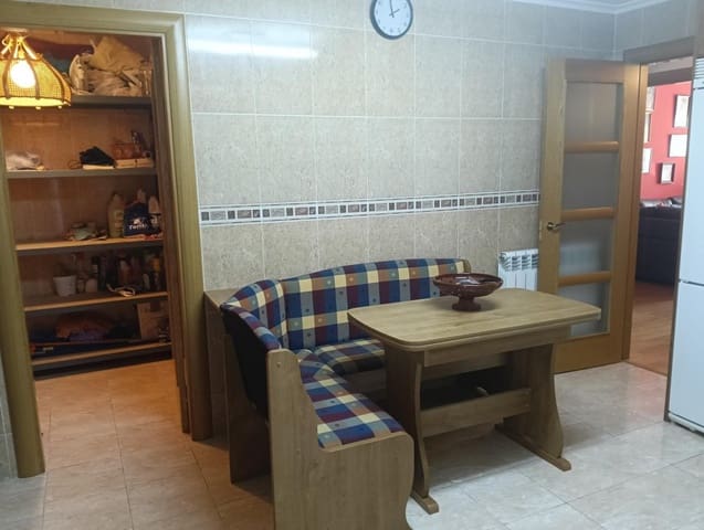 4 bedroom Flat for sale in Valencia de Don Juan with garage - € 155,000 (Ref: 9481124)