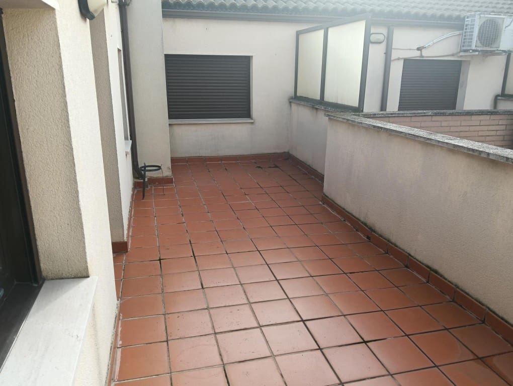 4 bedroom Flat for sale in Valencia de Don Juan with garage - € 155,000 (Ref: 9481124)