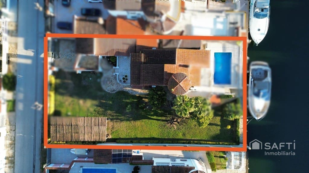 3 bedroom Villa for sale in Empuriabrava with pool garage - € 1,390,000 (Ref: 9485222)