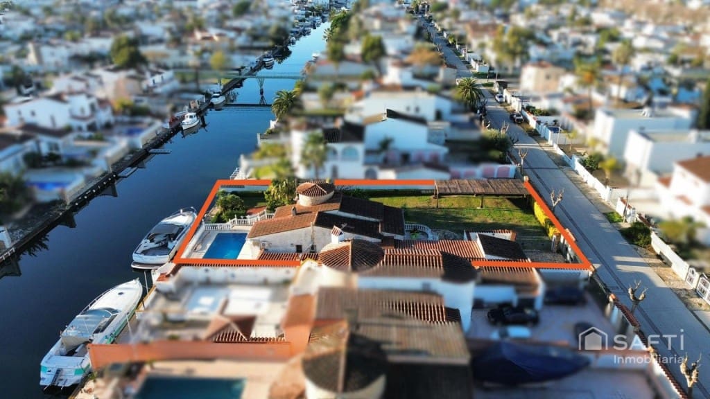 3 bedroom Villa for sale in Empuriabrava with pool garage - € 1,390,000 (Ref: 9485222)