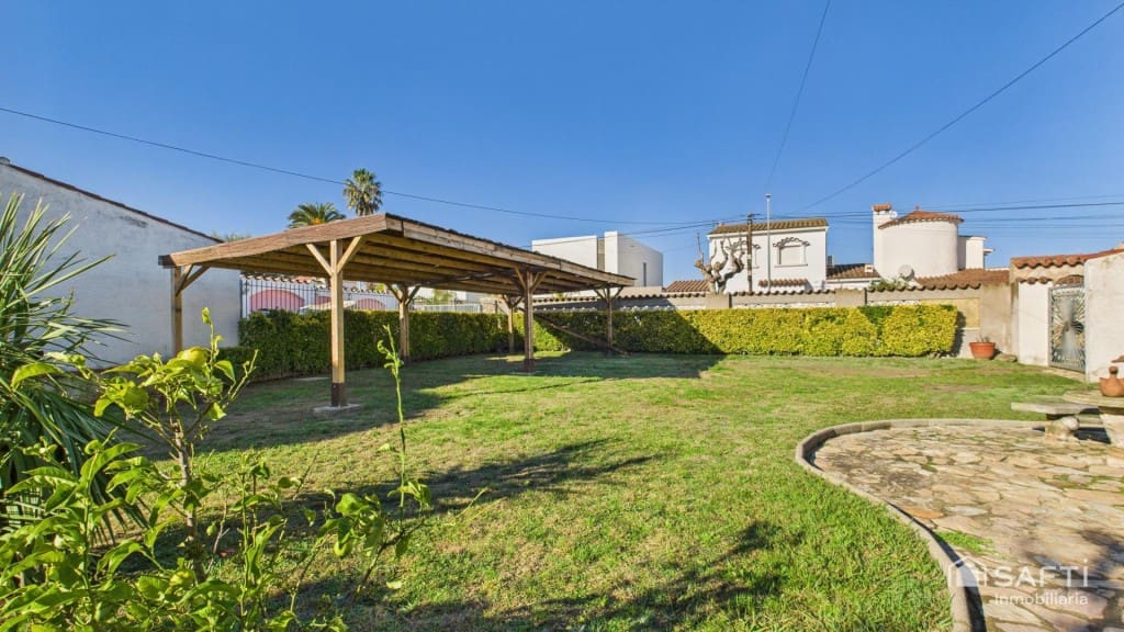 3 bedroom Villa for sale in Empuriabrava with pool garage - € 1,390,000 (Ref: 9485222)