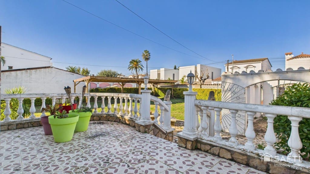 3 bedroom Villa for sale in Empuriabrava with pool garage - € 1,390,000 (Ref: 9485222)