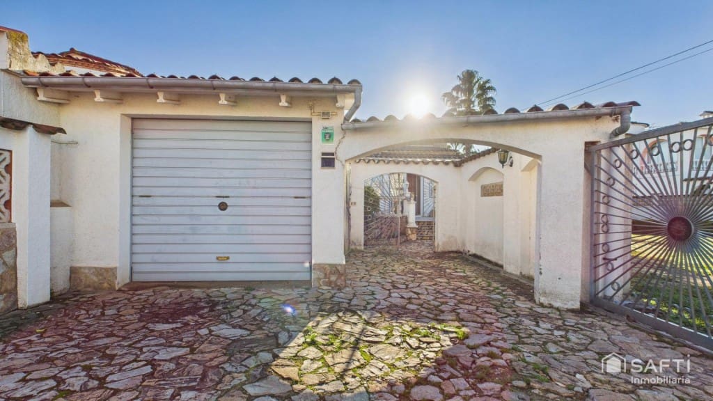 3 bedroom Villa for sale in Empuriabrava with pool garage - € 1,390,000 (Ref: 9485222)