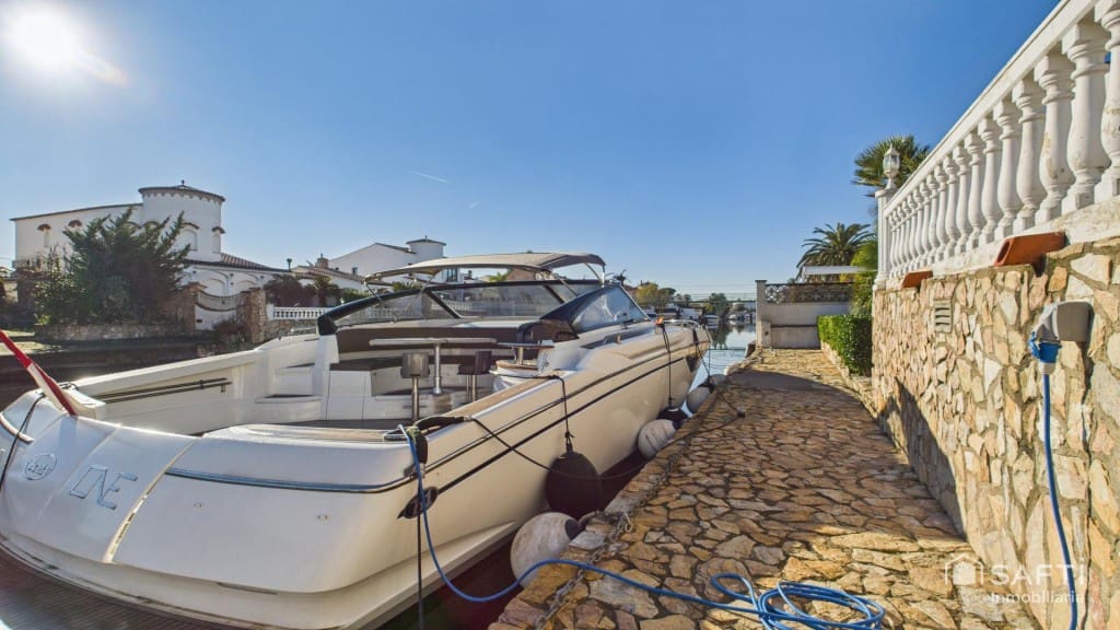 3 bedroom Villa for sale in Empuriabrava with pool garage - € 1,390,000 (Ref: 9485222)