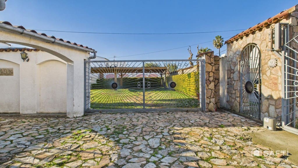 3 bedroom Villa for sale in Empuriabrava with pool garage - € 1,390,000 (Ref: 9485222)