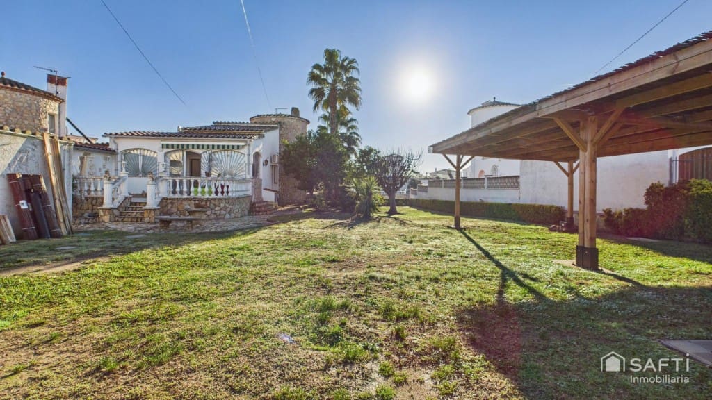 3 bedroom Villa for sale in Empuriabrava with pool garage - € 1,390,000 (Ref: 9485222)