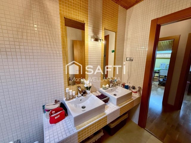 4 bedroom Flat for sale in Villaquilambre with garage - € 210,000 (Ref: 9497249)