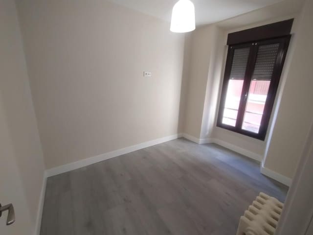 2 soveværelse Lejlighed til leje i León by - € 740 (Ref: 9497260)