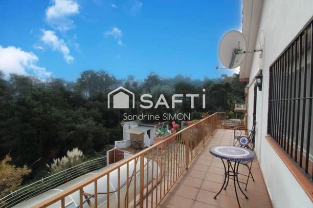 4 sypialnia Willa na sprzedaż w Urbanitzacions del Nord, Lloret de Mar z basenem garażem - 290 000 € (Ref: 9504034)