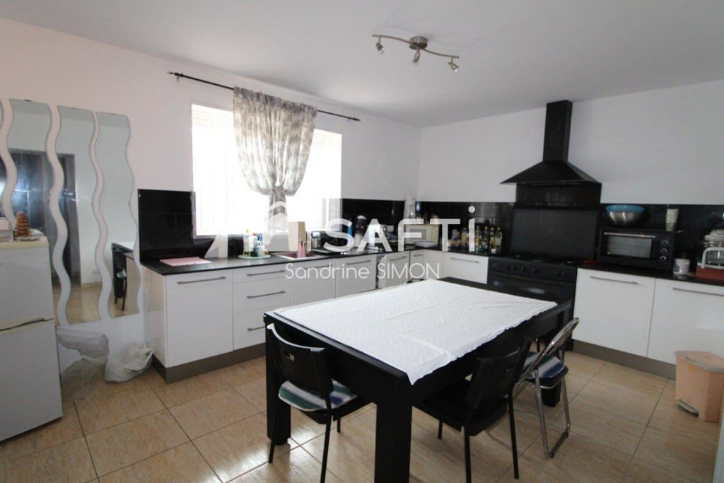 4 bedroom Villa for sale in Lloret de Mar with pool garage - € 290,000 (Ref: 9504034)