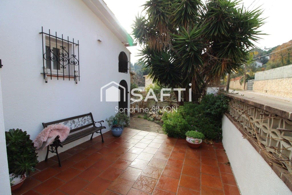 4 bedroom Villa for sale in Lloret de Mar with pool garage - € 290,000 (Ref: 9504034)