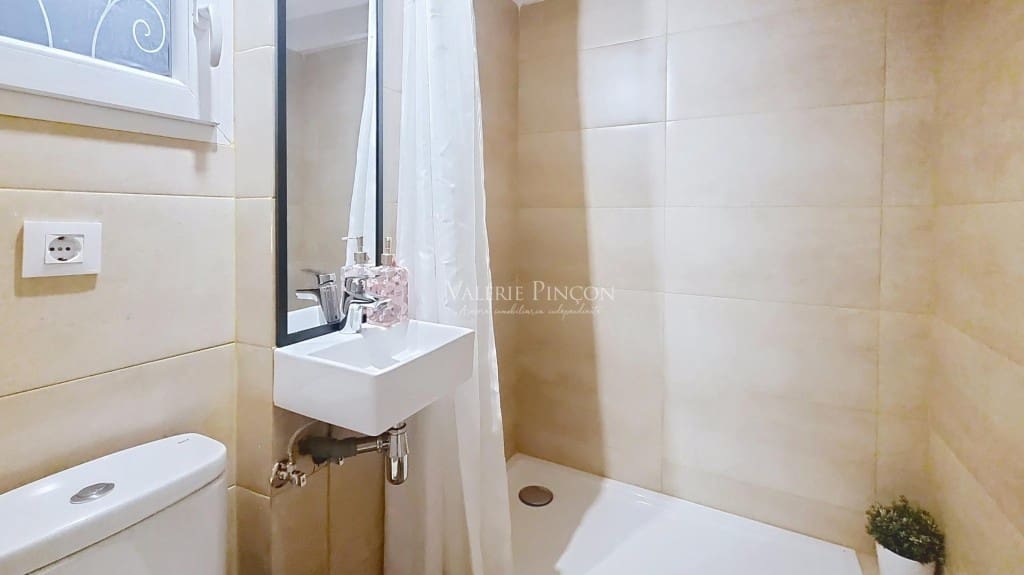 Commercial for sale in Barcelona city - € 320,000 (Ref: 9513338)