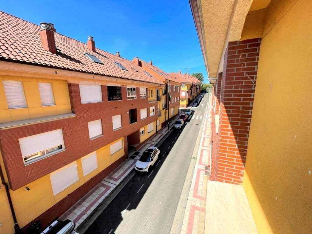 3 bedroom Flat for sale in San Andres del Rabanedo - € 155,000 (Ref: 9513341)