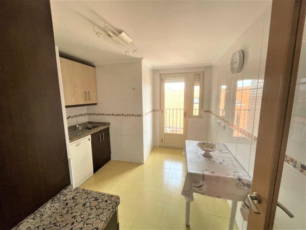 3 bedroom Flat for sale in San Andres del Rabanedo - € 155,000 (Ref: 9513341)