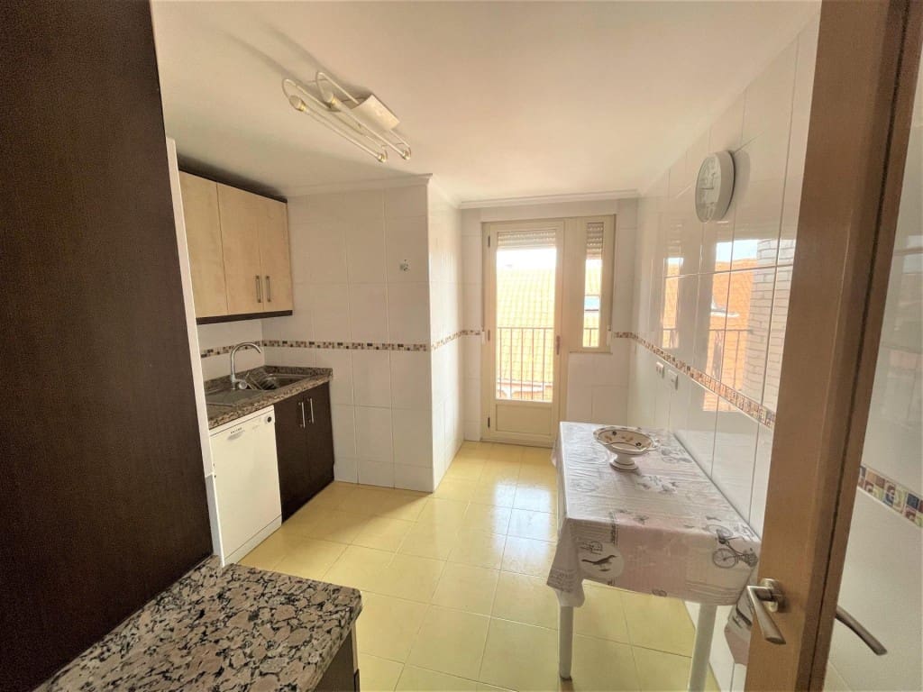 3 bedroom Flat for sale in San Andres del Rabanedo - € 155,000 (Ref: 9513341)