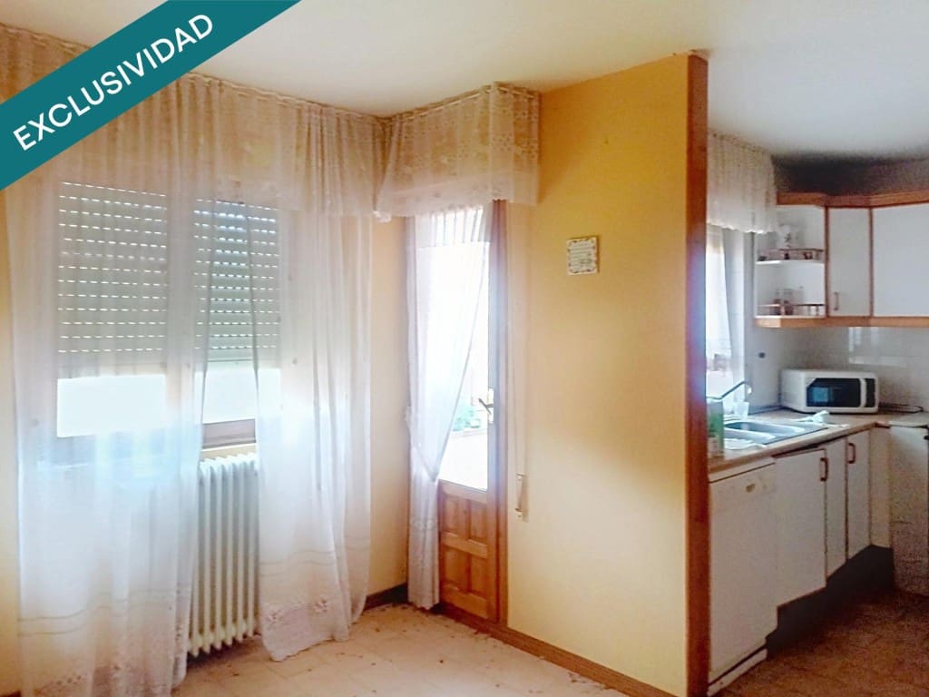 Apartamento de 3 habitaciones en La Pola de Gordón en venta con garaje - 54.769 € (Ref: 9518771)
