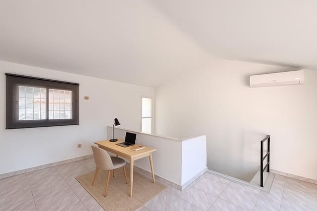 Adosado de 5 habitaciones en Sitges en venta con piscina - 495.000 € (Ref: 9518775)