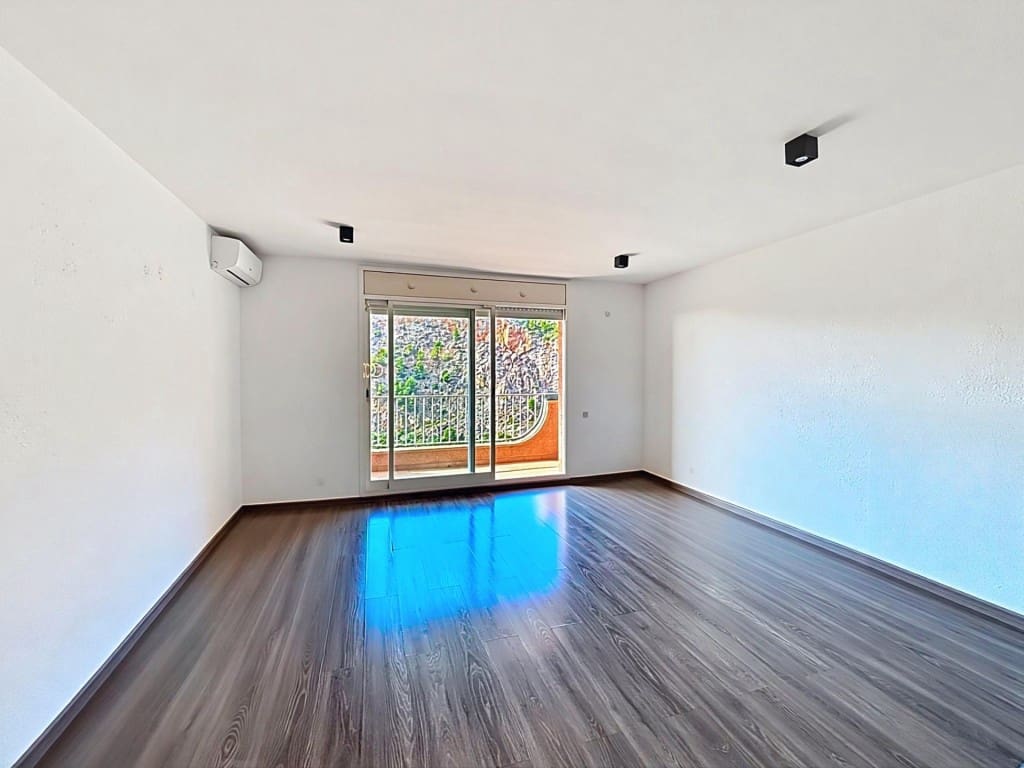 Adosado de 5 habitaciones en Sitges en venta con piscina - 495.000 € (Ref: 9518775)