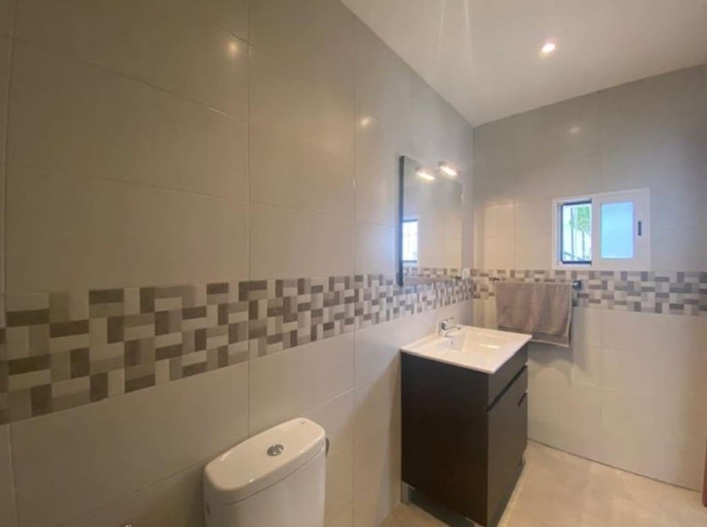 4 sypialnia Willa na sprzedaż w Los Montesinos z basenem garażem - 286 000 € (Ref: 9535778)