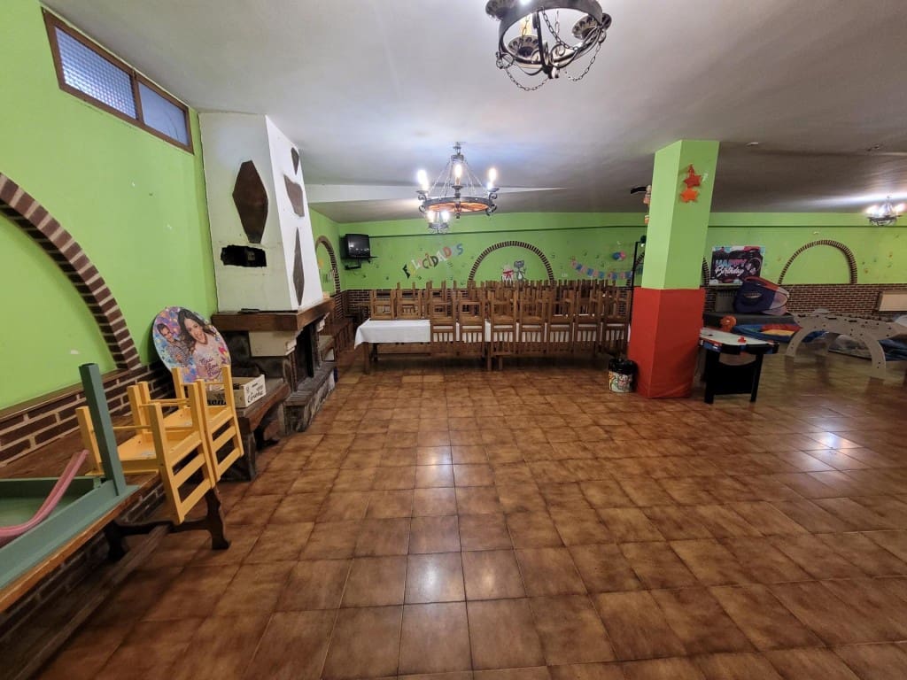 Erhverv til salg i Cuellar - € 600.000 (Ref: 9547898)