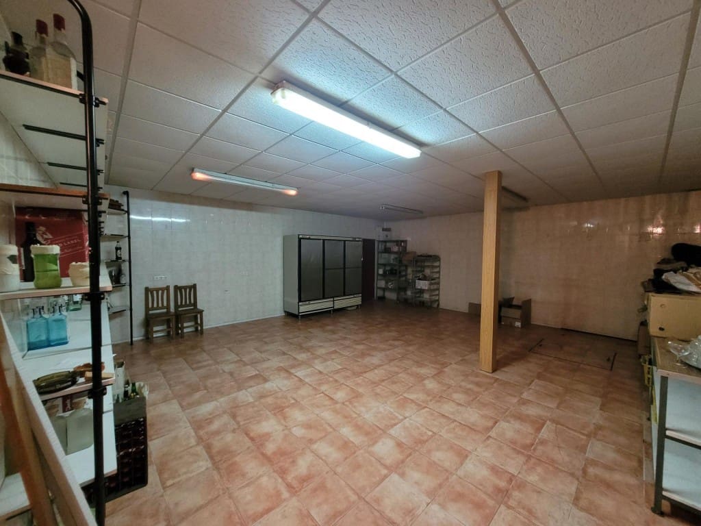 Erhverv til salg i Cuellar - € 600.000 (Ref: 9547898)